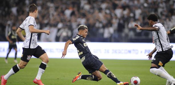Marcos Leonardo e Gil duelam em partida entre Corinthians e Santos, pelo Paulistão