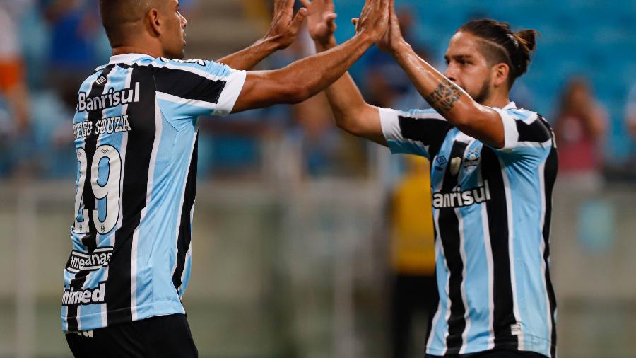 Diego Souza comemora seu gol pelo Grêmio com Benítez  - Maxi Franzoi/AGIF