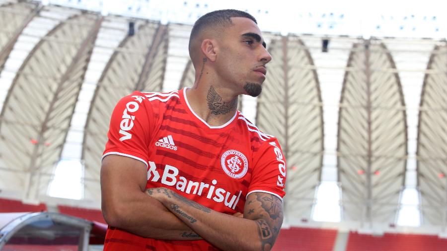 Gabriel, no Beira-Rio, em seu anúncio oficial pelo Inter - Ricardo Duarte/Inter