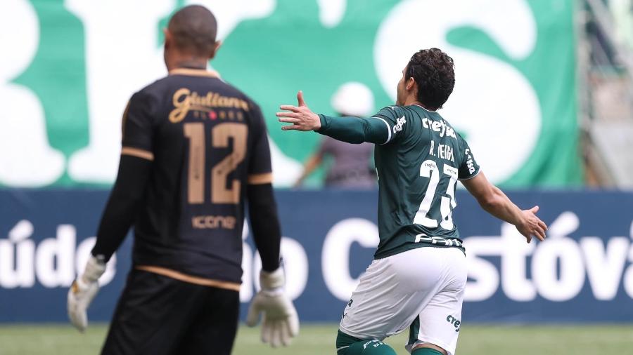 Raphael Veiga comemora gol do Palmeiras contra o Santo André em cobrança de pênalti - Cesar Greco