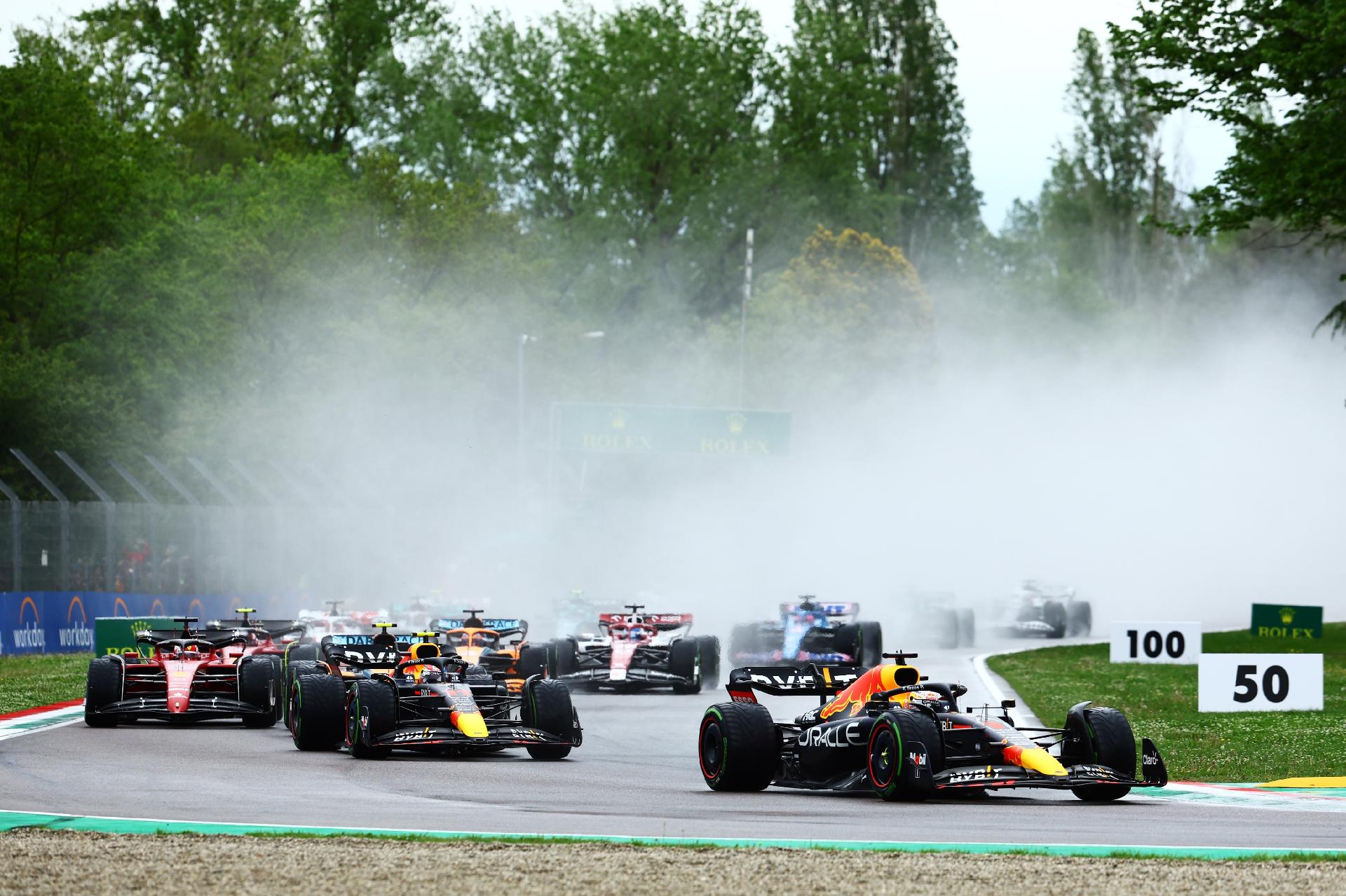 Max Verstappen e Sergio Perez, ambos da Red Bull Racing, largaram muito bem - Mark Thompson/Getty Images