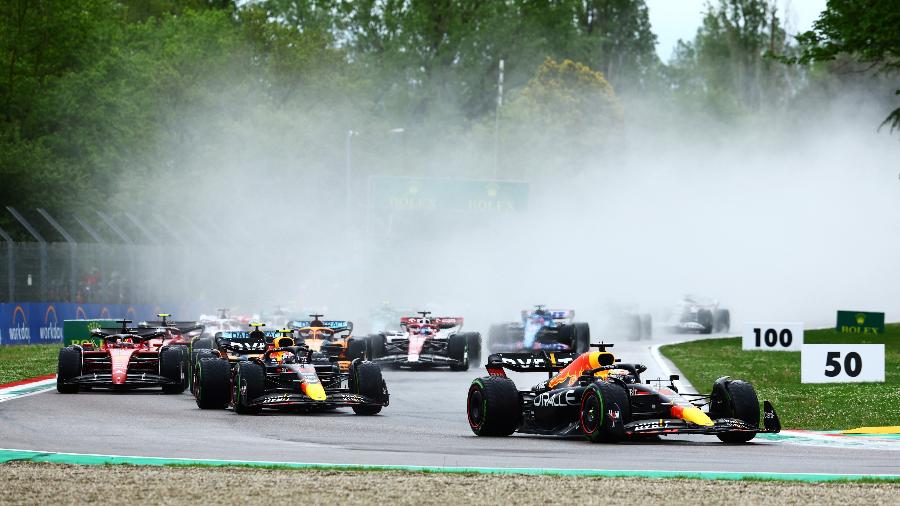 Max Verstappen e Sergio Perez, ambos da Red Bull Racing, largaram muito bem - Mark Thompson/Getty Images