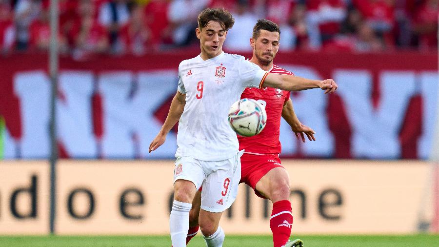 Gavi tenta se livrar da marcação de Freuler durante Suíça x Espanha na Liga das Nações - Diego Souto/Quality Sport Images/Getty Images