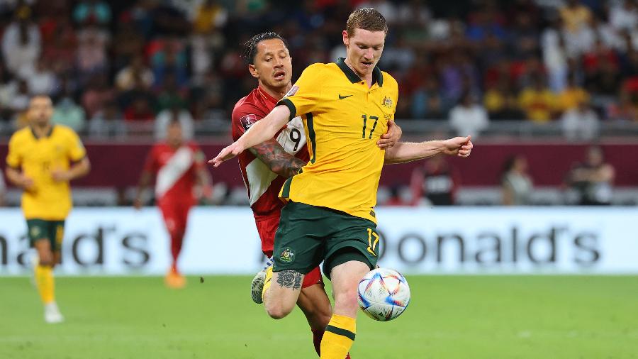 Zagueiro Kyle Rowles disputa a bola com Gianluca Lapadula no Austrália x Peru, nas eliminatórias da Copa - KARIM JAAFAR/AFP