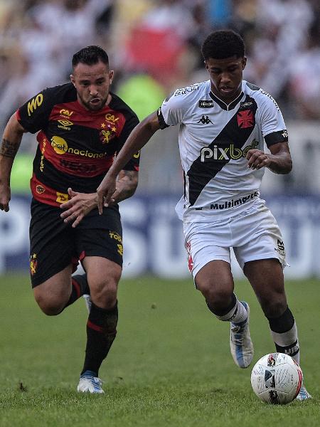 Andrey, do Vasco, conduz a bola sob marcação de Giovanni, do Sport, em duelo no Maracanã, pela Série B do Brasileiro - Thiago Ribeiro/AGIF