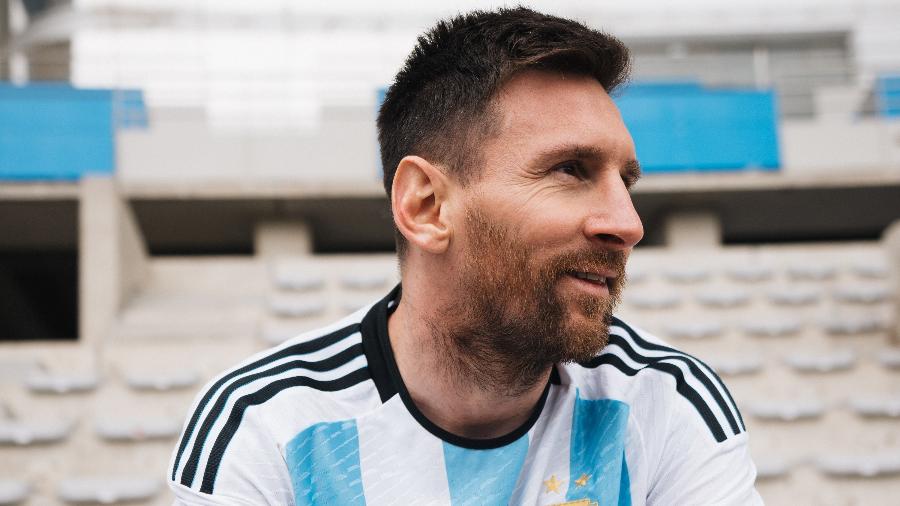 Lionel Messi posa com camisa será usada no Qatar pela seleção argentina - Divulgação/AFA