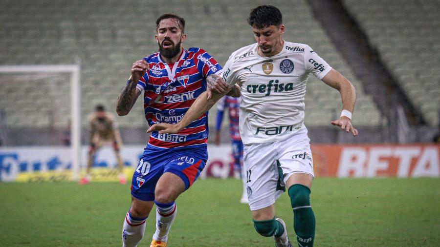 Matheus Vargas, do Fortaleza, disputa lance com Piquerez, do Palmeiras, durante partida no Brasileirão - Lucas Emanuel/AGIF