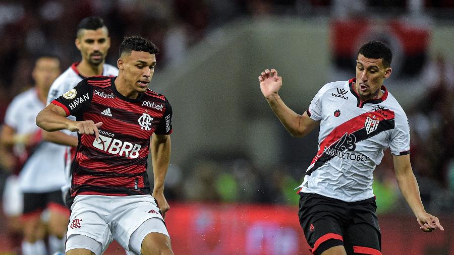 Victor Hugo, do Flamengo, disputa lance com Gabriel Baralhas, do Atlético-GO pelo Brasileirão -  Thiago Ribeiro/AGIF