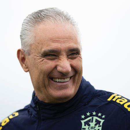 Tite sorri durante treino da seleção em Le Havre, na França. - Lucas Figueiredo/CBF