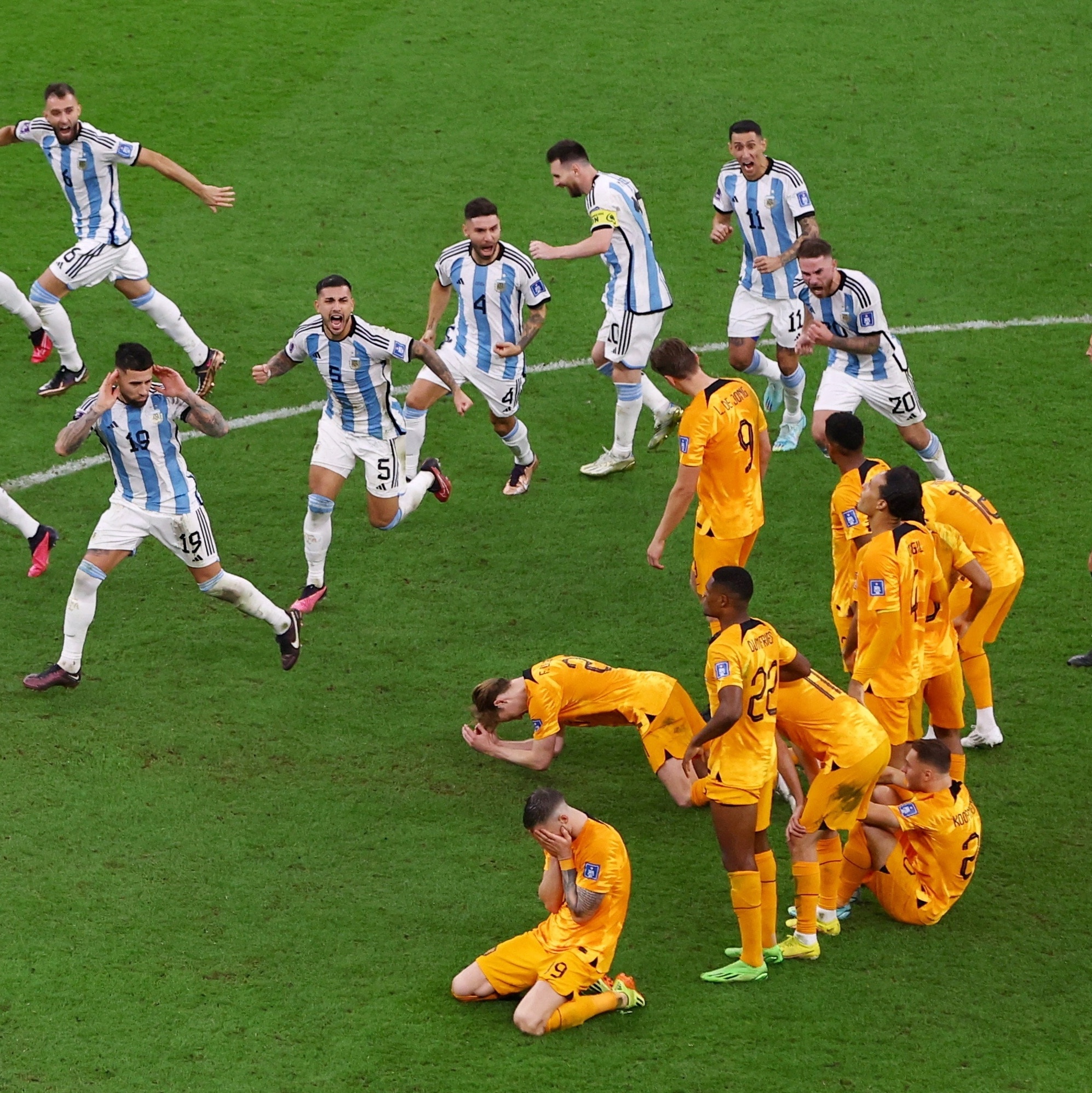 Hoje meu pau tá igual um jogo de futebol americano Toda vez que