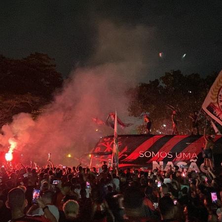 Torcedores do Flamengo fazem festa antes de embarque do Flamengo para a disputa do Mundial - Luiza Sá/UOL