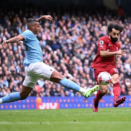 Salah tenta chute em jogo do Liverpool contra o Manchester City