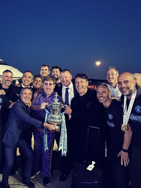 Jogadores do Manchester City e o cantor Elton John se encontram em aeroporto - Reprodução/Instagram/Elton John