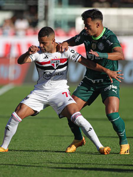 Alisson, do São Paulo, disputa bola com Gabriel Menino, do Palmeiras, em jogo pelo Brasileirão