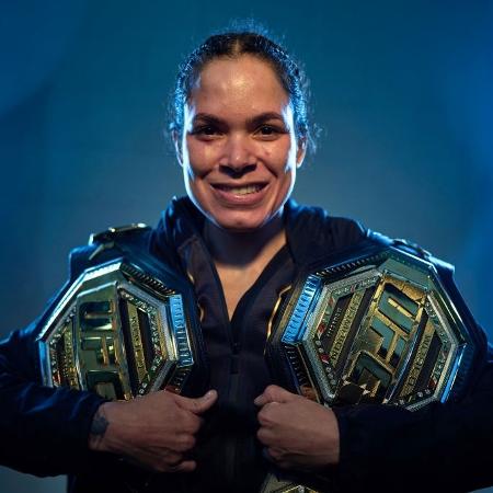 Amanda Nunes com seus dois cinturões