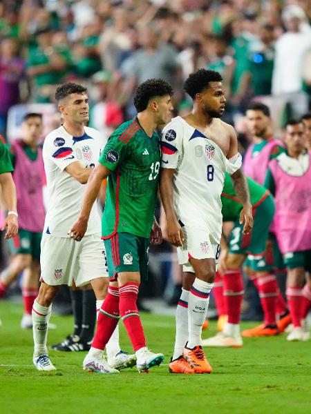 Weston Mckennie, meio-campista dos Estados Unidos, teve a camisa rasgada em confusão na partida contra o México - Louis Grasse/Getty Images