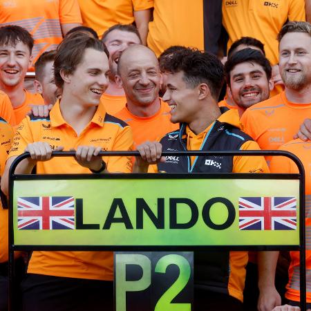 Oscar Piastri (esq) e Lando Norris celebram os resultados da McLaren em Silverstone - McLaren