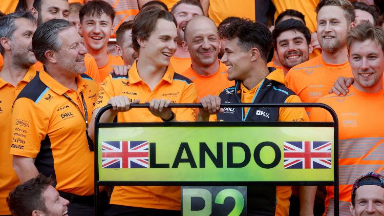 Oscar Piastri (esq) e Lando Norris celebram o ótimo resultado da McLaren em Silverstone