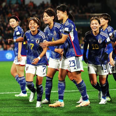 Jogadoras do Japão celebram gol em partida contra a Zâmbia, na Copa do Mundo Feminina
