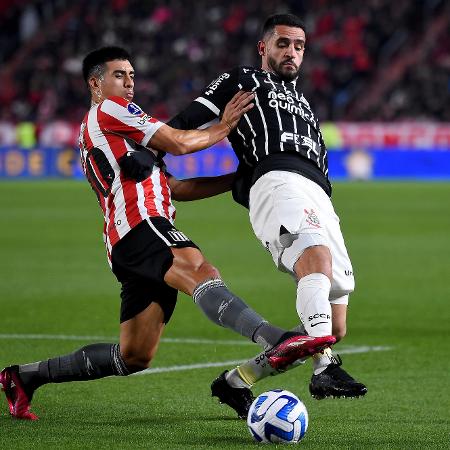 Renato Augusto, do Corinthians, em ação contra o Estudiantes, pela Sul-Americana