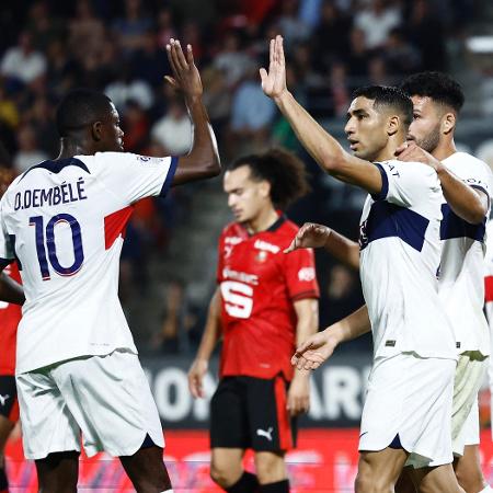 Jogadores do PSG comemoram gol marcado por Hakimi contra o Rennes, pelo Campeonato Francês