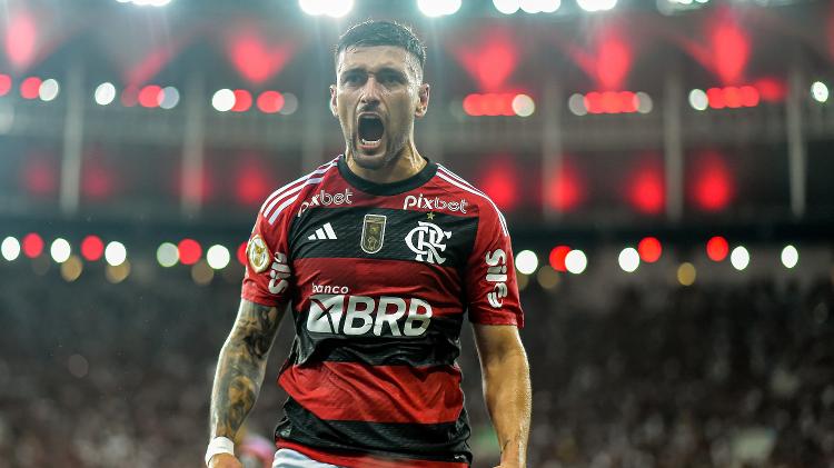 Arrascaeta comemora seu gol pelo Flamengo contra o Bragantino no Campeonato Brasileiro