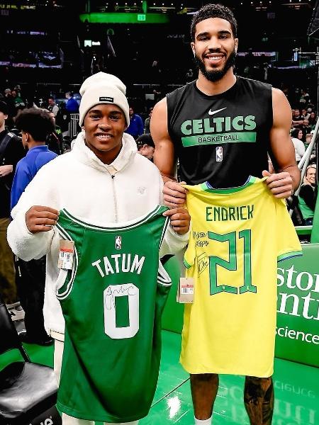Endrick, do Palmeiras, se encontra com Jayson Tatum, do Celtics, em jogo da NBA