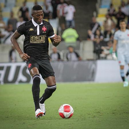 Léo, zagueiro do Vasco no clássico com o Fluminense 