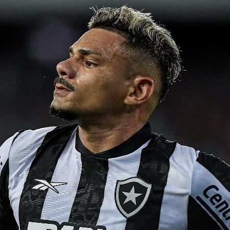 Tiquinho Soares comemora gol marcado em Botafogo x Aurora, partida da Libertadores