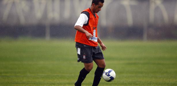 Ex-corinthians concilia múltiplos empregos após suspensão por doping: desafios superados.