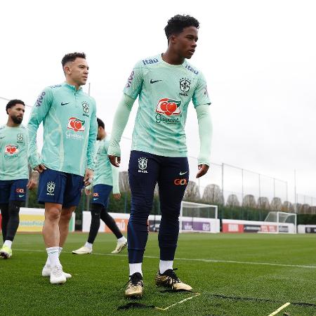 Brasil estreia a nova camisa azul contra a Inglaterra