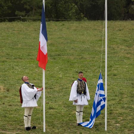 Bandeira da França é hasteada na antiga Olímpia, na Grécia