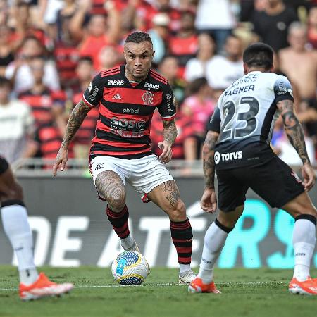 Everton Cebolinha, do Flamengo, em ação contra o Corinthians, pelo Brasileirão