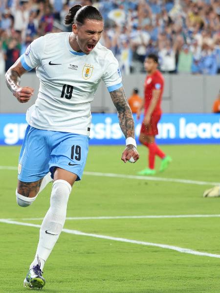 Darwin Núñez celebra o segundo gol do Uruguai na vitória sobre a Bolívia
