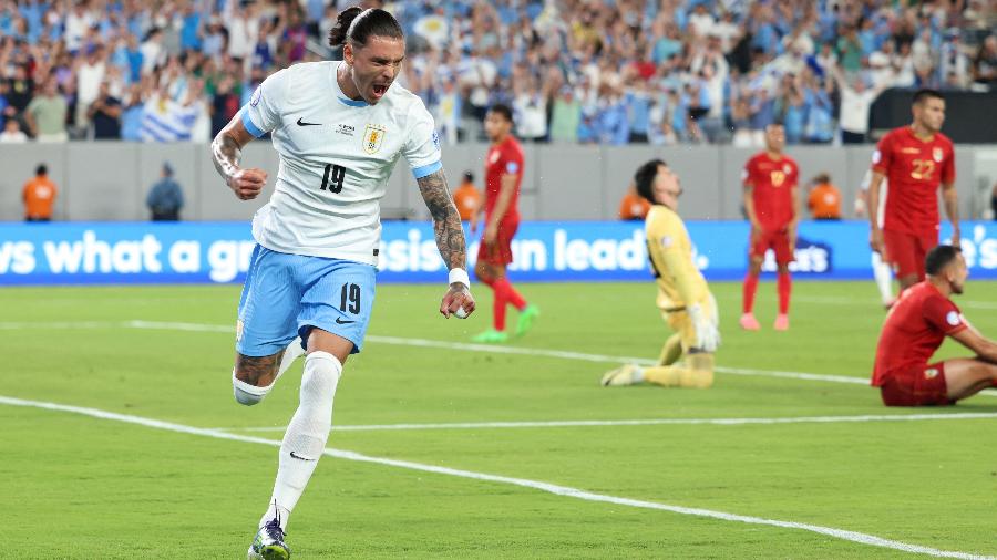 Darwin Núñez celebra o segundo gol do Uruguai na vitória sobre a Bolívia