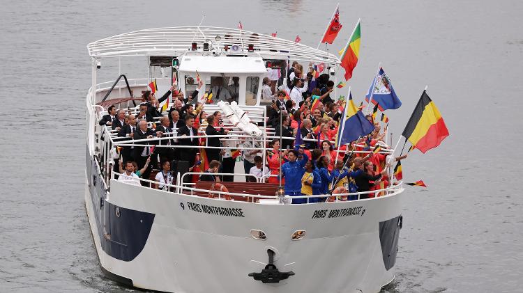 Alguns barcos desfilaram com atletas de mais de um país na cerimônia de abertura das Olimpíadas; este, por exemplo, foi dividido entre Barbados, Bélgica, Belize, Benin e Bermudas