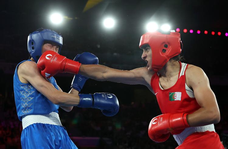 Imane Khelif e Liu Yang durante a final do boxe feminino até 66kg nas Olimpíadas