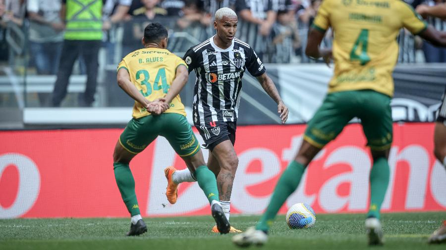 Deyverson, do Atlético, em ação contra seu ex -Cuiabá em jogo do Campeonato Brasileiro