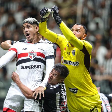 Everson, goleiro do Atlético-MG, se destacou na partida contra o São Paulo