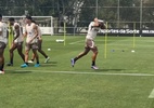 Depay encara corredor polonês em trote durante treino do Corinthians; veja - Reprodução/Instagram/Corinthians