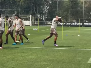 Depay encara corredor polonês em trote durante treino do Corinthians; veja