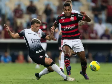 Ryan deixa Maracanã de muletas e tem suspeita de fratura no tornozelo