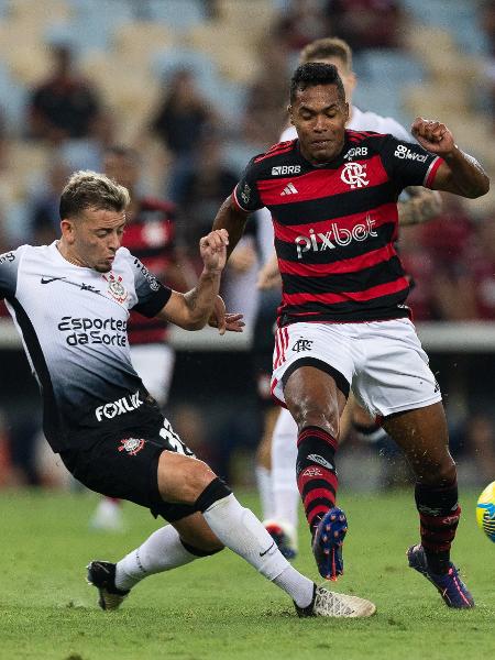 Ryan, do Corinthians, tenta desarmar Alex Sandro, do Flamengo, durante jogo da Copa do Brasil