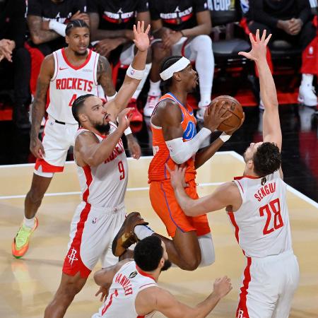 Shai Gilgeous-Alexander, do Oklahoma City Thunder, cercado por jogadores do Houston Rockets em jogo da NBA Cup