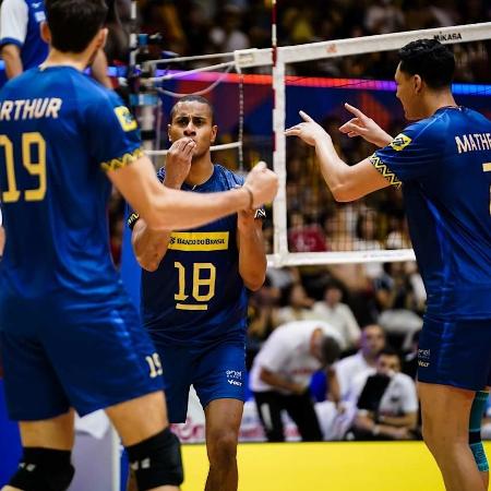 Jogadores do Brasil celebram durante vitória contra a Turquia, na Liga das Nações de Vôlei