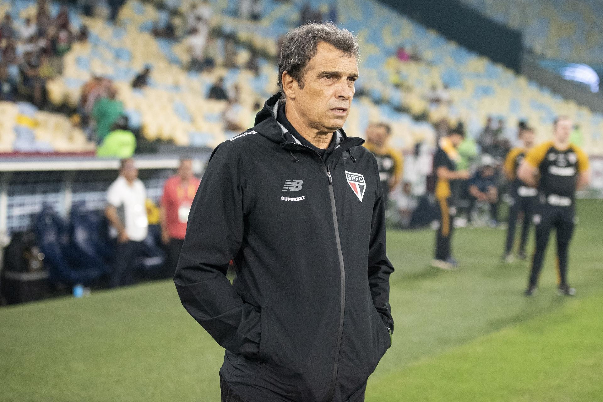 Milton Cruz, técnico interino do São Paulo, durante partida contra o Fluminense, no Maracanã - undefined