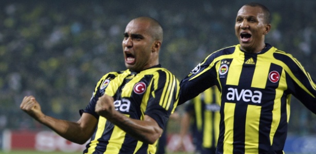 Marco Aurélio (esq). comemora gol com Deivid, pelo Fenerbahçe - Fatih Saribas/Reuters