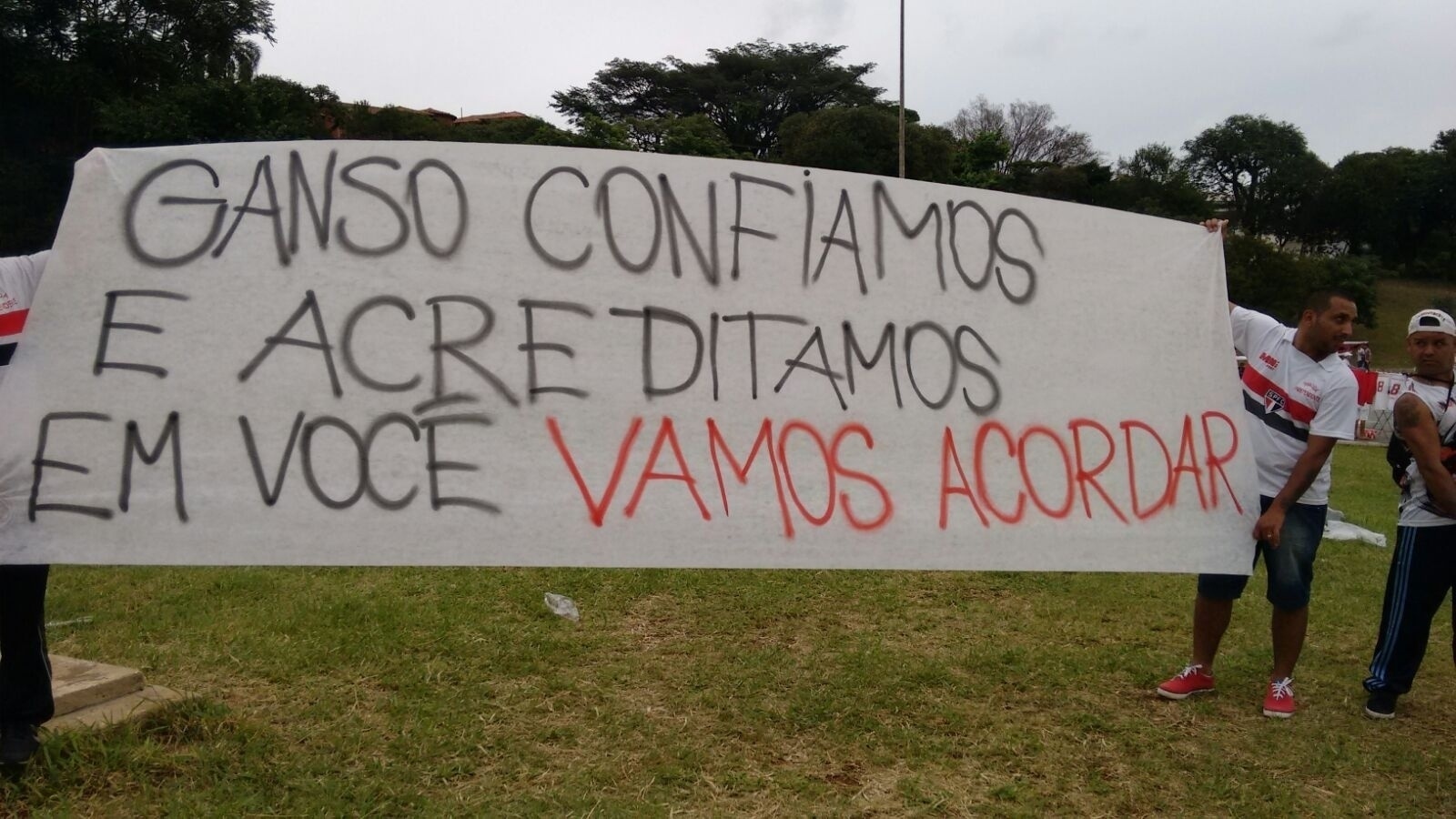 Torcedores do São Paulo protestam contra jogadores e direção do clube antes de partida pelo Campeonato Paulista no Pacaembu - Vanderlei Lima/UOL