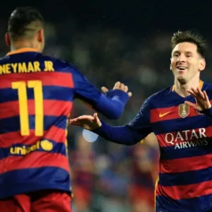 Neymar e Lionel Messi comemoram após o brasileiro abrir o placar para o Barcelona contra o Arsenal pela Liga dos Campeões - Pau Barrena/AFP Photo