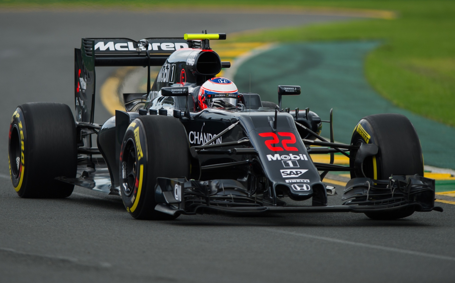 McLaren tenta apagar a imagem deixada em 2015, quando teve muitos problemas. Button ficou com o oitavo tempo no primeiro treino - Bai Xue/XinHua